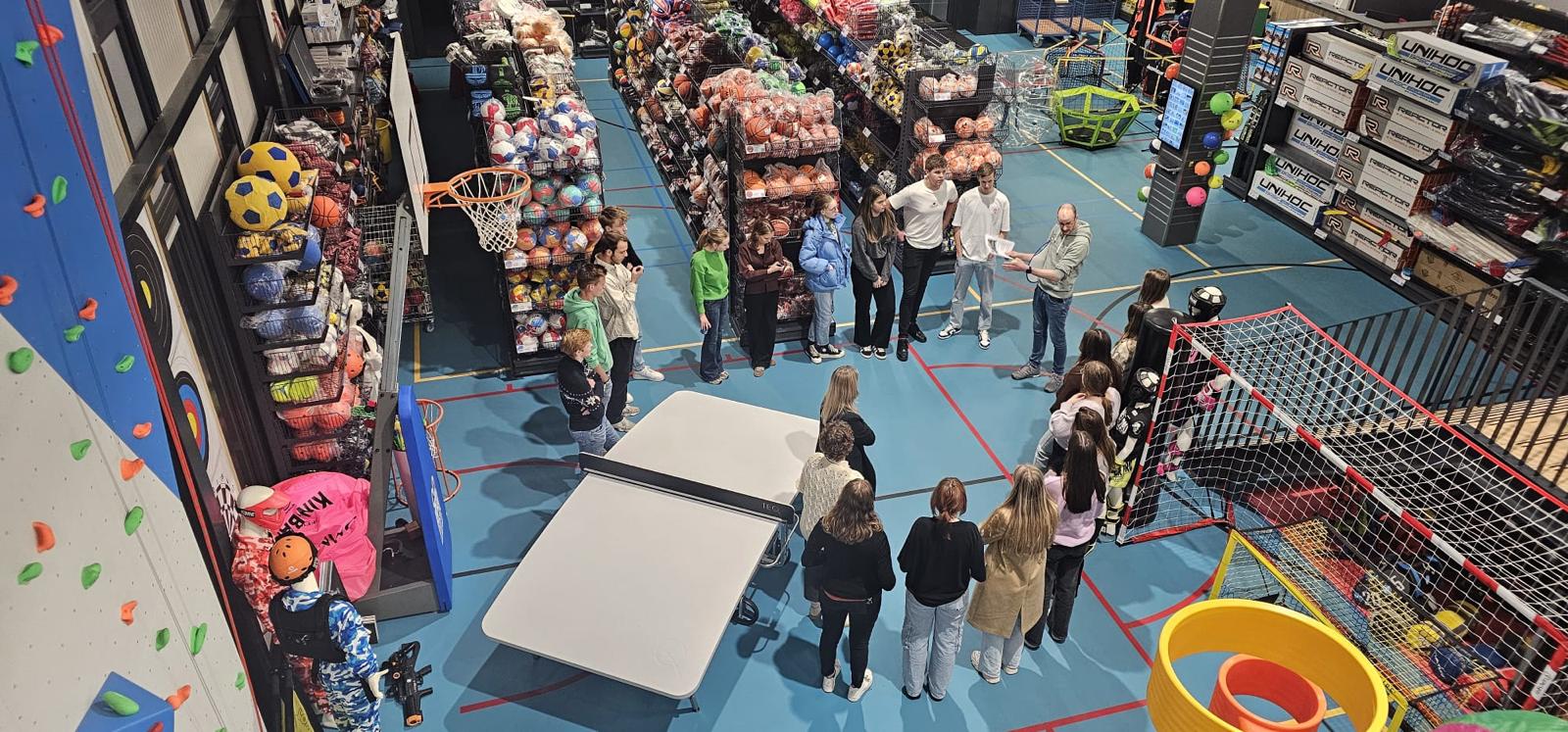 Winkelgroep in de Bronsport Megastore